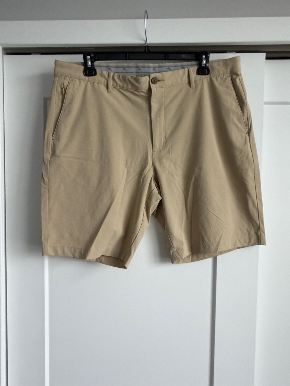 Tommy Bahama Men's Flat-Front Khaki Shorts Chip Shot Short 10”